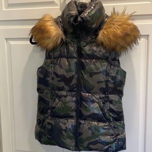 Aqua camo puffer vest with removable hood - small